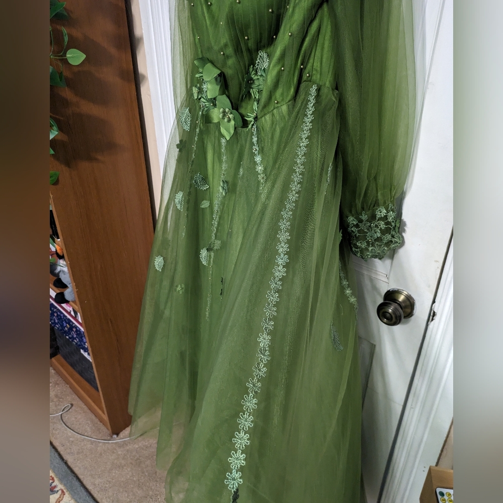Elegant Olive Green Prom Dress with Floral Appliqué - Picture 7 of 12